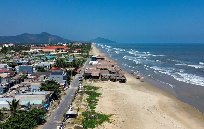 Ven biển Lăng Cô, đoạn thôn Đông Dương, có nhiều hàng quán lấn ra khu vực hành lang bảo vệ bờ biển