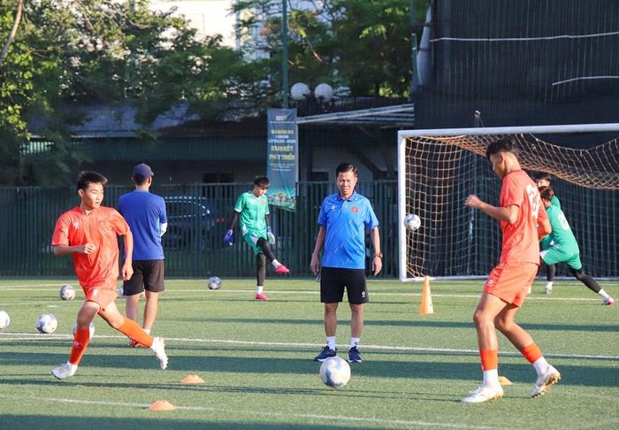 HLV Hoàng Anh Tuấn theo dõi, hướng dẫn các cầu thủ U15 Việt Nam trong buổi tập
