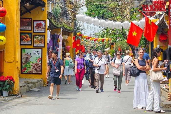 Du khách tham quan phố cổ Hội An