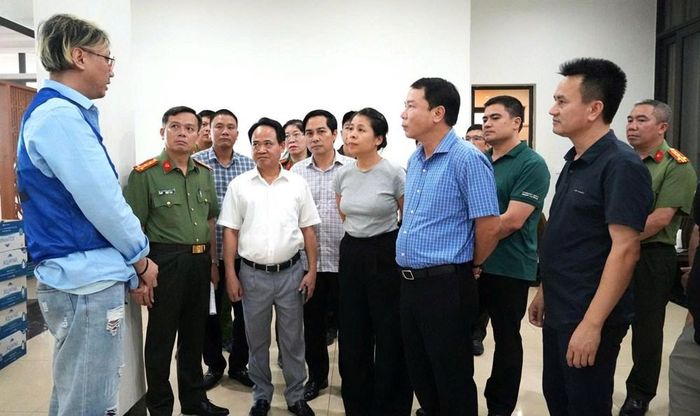 Đại tá Hoàng Quốc Việt, Giám đốc Công an tỉnh Thanh Hóa; Đại tá Nguyễn Thanh Hà, Phó Cục trưởng Cục Cảnh sát hình sự và Đại tá Lê Ngọc Anh, Phó Giám đốc Công an tỉnh, trực tiếp chỉ đạo phá án tại hiện trường, làm việc với đối tượng cầm đầu. Ảnh: Công an Thanh Hóa