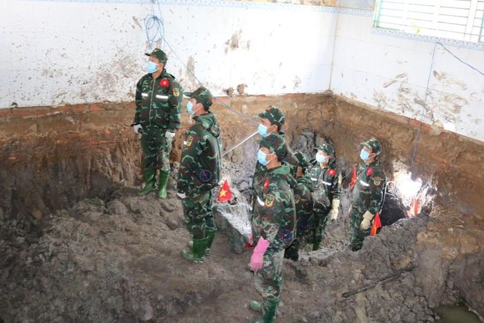 Lực lượng làm nhiệm vụ tìm kiếm, quy tập hài cốt liệt sĩ ở xã Thới Lai, TP. Cần Thơ