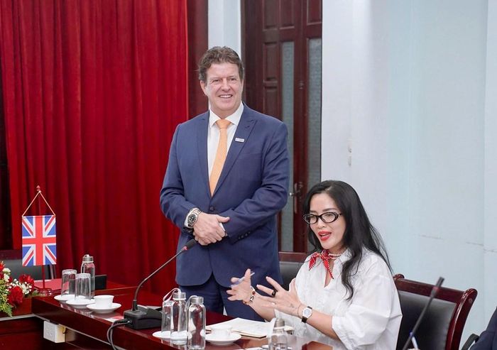 Giáo sư Rick Bennett, Phó Hiệu trưởng Trường Đại học Anh quốc Việt Nam phát biểu tại lễ ký kết