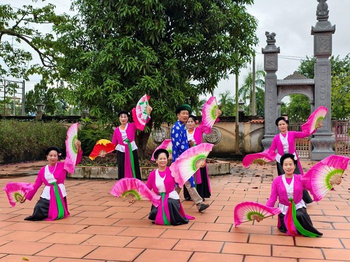 Tại nhiều địa phương, các câu lạc bộ hát chèo, hát xẩm đã hăng say tập luyện cho Ngày Văn hoá Việt Nam