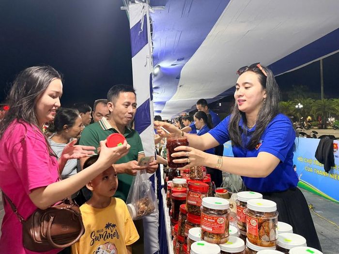 Các sản phẩm nông sản đặc trưng địa phương thu hút sự quan tâm của khách tham quan