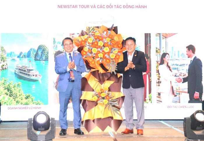 Chủ tịch Hiệp hội Du lịch tỉnh Khánh Hòa Phạm Minh Nhựt (phải) tặng hoa chúc mừng Công ty Newstar Tour (Newstar Group) ra mắt sản phẩm tour du lịch xuyên Việt 39 ngày 38 đêm