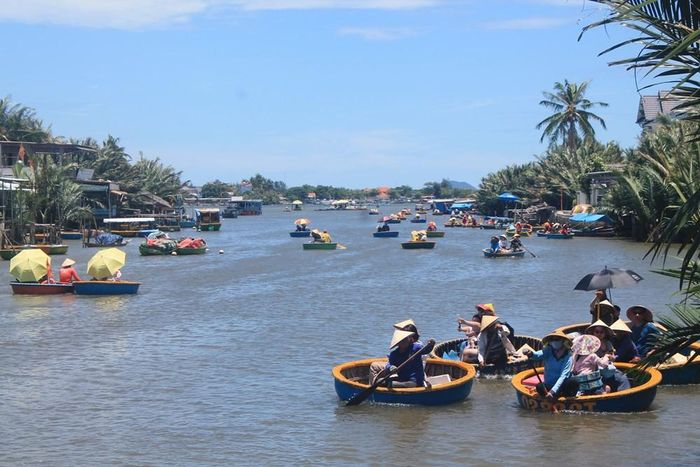 Chèo thuyền thúng - một trải nghiệm trong chuỗi tour du lịch xuyên Việt 39 ngày 38 đêm