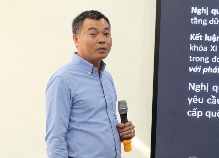TS Nguyễn Văn Anh (Trưởng khoa Lịch sử và Văn hóa, Trường ĐH KHXH&NV, ĐHQGHN) phát biểu tại hội thảo