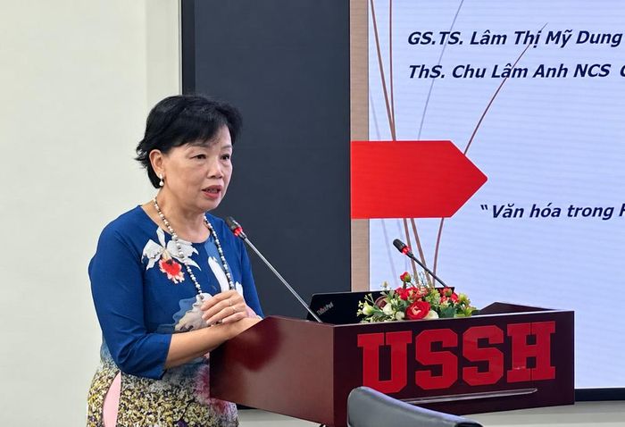 GS-TS Lâm Thị Mỹ Dung (Trường ĐH KHXH&NV, ĐHQGHN) phát biểu tại hội thảo
