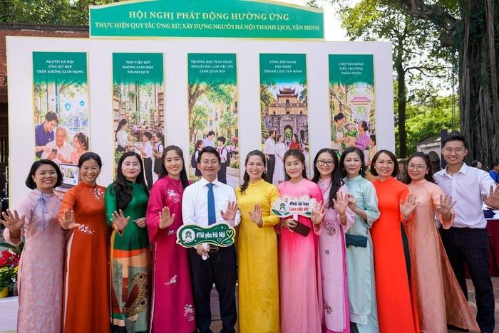 Không gian trưng bày triển khai 10 mô hình “không gian thực hành” nhằm đưa các chuẩn mực ứng xử thanh lịch, văn minh vào đời sống, học tập, làm việc và sinh hoạt cộng đồng. Ảnh: Khánh Hoà - TTXVN