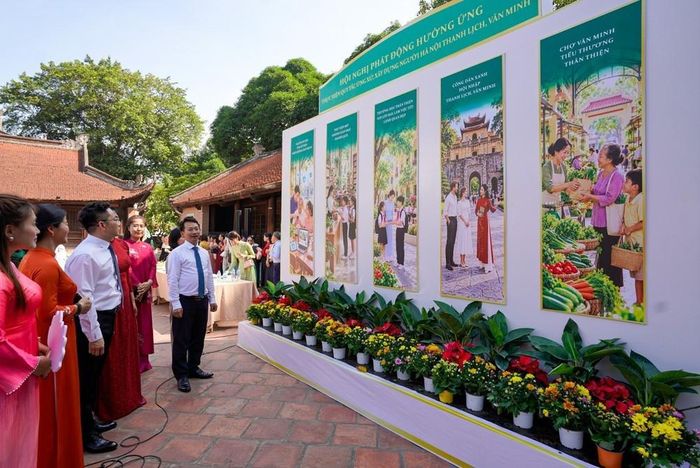 Không gian trưng bày triển khai 10 mô hình “không gian thực hành” nhằm đưa các chuẩn mực ứng xử thanh lịch, văn minh vào đời sống, học tập, làm việc và sinh hoạt cộng đồng. Ảnh: Khánh Hoà - TTXVN