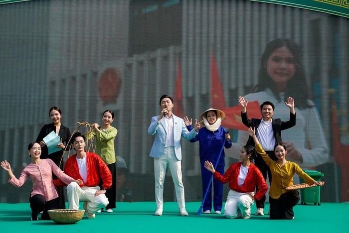 Chương trình nghệ thuật “Hà Nội – Nét đẹp từ những điều bình dị”. Ảnh: Khánh Hoà - TTXVN