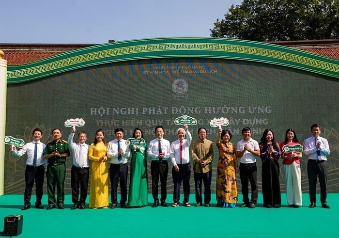 Các đại biểu hưởng ứng Lễ phát động. Ảnh: Khánh Hoà - TTXVN