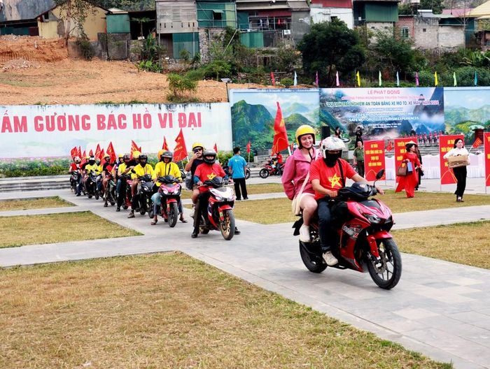 Đoàn Roadshow 100 xe mô tô, xe máy bắt đầu vượt đèo Mã Pì Lèng, quảng bá du lịch Tuyên Quang. Ảnh: Đức Thọ - TTXVN