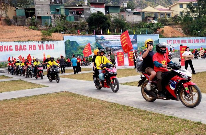 Đoàn Roadshow 100 xe mô tô, xe máy bắt đầu vượt đèo Mã Pì Lèng, quảng bá du lịch Tuyên Quang. Ảnh: Đức Thọ - TTXVN