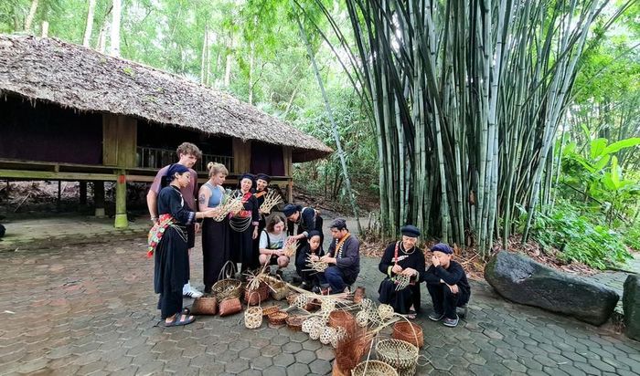 Du khách quốc tế trải nghiệm tại bản làng Thái Hải, xã Tân Cương, tỉnh Thái Nguyên. Ảnh: Thu Hằng - TTXVN
