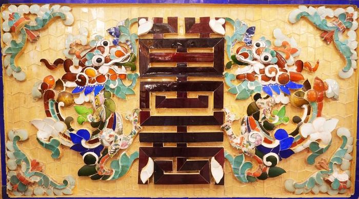 Trên tường cung Thiên Định của lăng vua Khải Định (thành phố Huế), được trang trí sành sứ và thủy tinh đỉnh cao về kỹ thuật và mỹ thuật. Ảnh: Nguyên Lý - TTXVN