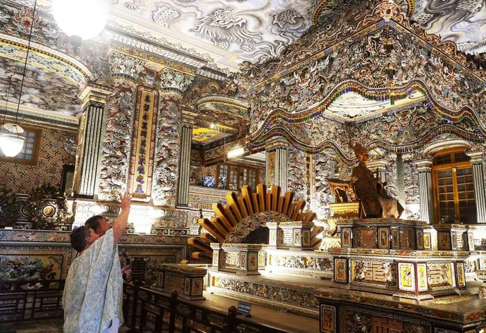 Nội thất trang trí đỉnh cao cung Thiên Định của lăng Vua Khải Định, thành phố Huế, thu hút khách tham quan. Ảnh: Nguyên Lý - TTXVN