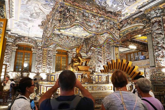 Nội thất trang trí đỉnh cao cung Thiên Định của lăng Vua Khải Định, thành phố Huế, thu hút khách tham quan. Ảnh: Nguyên Lý - TTXVN