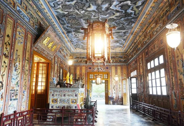 Nội thất cung Thiên Định của lăng vua Khải Định, thành phố Huế, được trang trí sành sứ và thủy tinh đỉnh cao về kỹ thuật và mỹ thuật. Ảnh: Nguyên Lý - TTXVN
