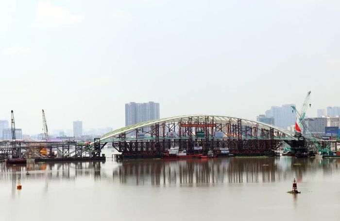 Cầu đi bộ qua sông Sài Gòn với nhịp chính hình dáng lá dừa, chính thức kết nối Bến Bạch Đằng với Khu đô thị mới Thủ Thiêm. Ảnh: Tiến Lực - TTXVN
