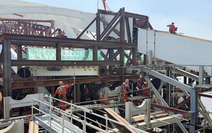 Các kỹ sư, công nhân làm việc trên công trường sáng 21/10/2026. Ảnh: Tiến Lực - TTXVN