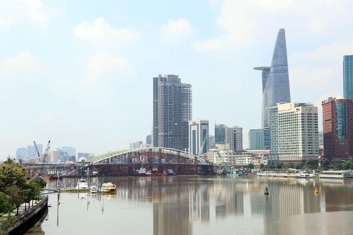 Công trình được thiết kế với tĩnh không thông thuyền rộng 80m, cao 10m, nhằm bảo đảm không gian cho giao thông đường thủy trên sông Sài Gòn. Ảnh: Tiến Lực - TTXVN