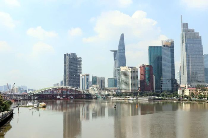 Công trình được thiết kế với tĩnh không thông thuyền rộng 80m, cao 10m, nhằm bảo đảm không gian cho giao thông đường thủy trên sông Sài Gòn. Ảnh: Tiến Lực - TTXVN