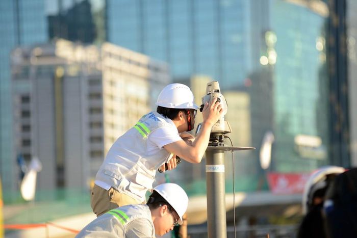 Đội thi công tiến hành định vị, hiệu chỉnh cao độ để đưa sà lan chở nhịp chính vào đúng vị trí. Ảnh: Tiến Lực - TTXVN
