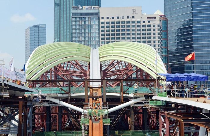 Lấy cảm hứng từ hình dáng lá dừa nước, công trình kết nối Bến Bạch Đằng với Khu đô thị mới Thủ Thiêm, được kỳ vọng trở thành điểm nhấn kiến trúc mới của TP. Hồ Chí Minh. Ảnh: Tiến Lực - TTXVN
