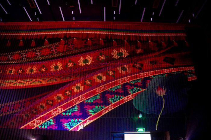Hiệu ứng 3D Mapping được trình chiếu quanh không gian khán phòng, tạo nên khung cảnh huyền ảo, tăng chiều sâu thị giác và góp phần đưa khán giả hòa mình vào câu chuyện nghệ thuật. Ảnh: BTC
