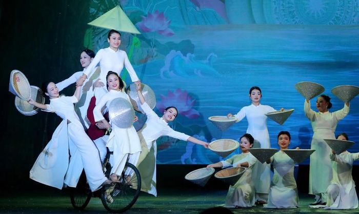 Chương trình tôn vinh những đóng góp, sự hy sinh thầm lặng và bản lĩnh, trí tuệ của người phụ nữ Việt Nam Ảnh: Trần Huấn