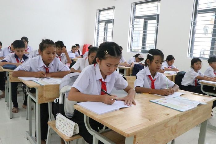 Học sinh học tập trong lớp. Ảnh: Nguyên Dung - TTXVN