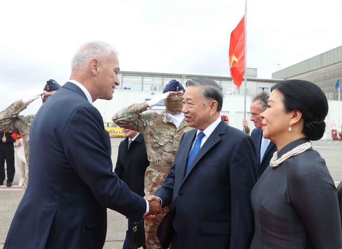 Cán bộ, nhân viên Đại sứ quán và cộng đồng người Việt Nam đón Tổng Bí thư, Chủ tịch nước Tô Lâm và Phu nhân Ngô Phương Ly tại Sân bay quân sự Melsbroek, Brussels