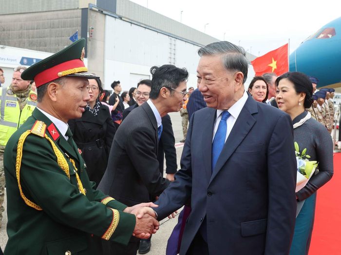 Cán bộ, nhân viên Đại sứ quán và cộng đồng người Việt Nam đón Tổng Bí thư, Chủ tịch nước Tô Lâm và Phu nhân Ngô Phương Ly tại Sân bay quân sự Melsbroek, Brussels. Ảnh: Thống Nhất – TTXVN