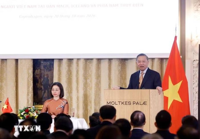 Tổng Bí thư, Chủ tịch nước Tô Lâm nói chuyện thân mật với cán bộ, nhân viên Đại sứ quán Việt Nam tại Đan Mạch và cộng đồng người Việt Nam tại Đan Mạch, Iceland và Nam Thuỵ Điển - Ảnh: TTXVN