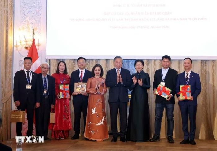 Tổng Bí thư , Chủ tịch nước Tô Lâm và Phu nhân Ngô Phương Ly tặng quà và sách Tiếng Việt cho cộng đồng người Việt Nam - Ảnh: TTXVN