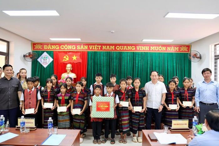 Phó Thủ tướng Lê Tiến Châu thăm và tặng quà các em học sinh - Ảnh: chinhphu.vn/Thu Sa