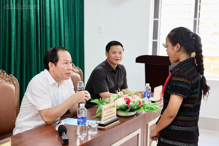 Phó Thủ tướng Lê Tiến Châu hỏi thăm các em học sinh dân tộc nội trú về học tập, đời sống tại trường - Ảnh: chinhphu.vn/Thu Sa