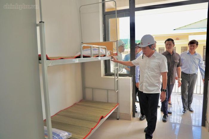 Phó Thủ tướng Lê Tiến Châu kiểm tra hạng mục phòng ngủ của Trường nội trú - Ảnh: chinhphu.vn/Thu Sa