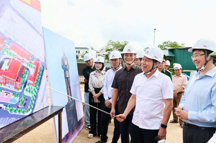 Phó Thủ tướng Lê Tiến Châu thị sát công trình trường Chính trị Lê Duẩn thuộc phường Nam Đông Hà, tỉnh Quảng Trị - Ảnh: chinhphu.vn/Thu Sa