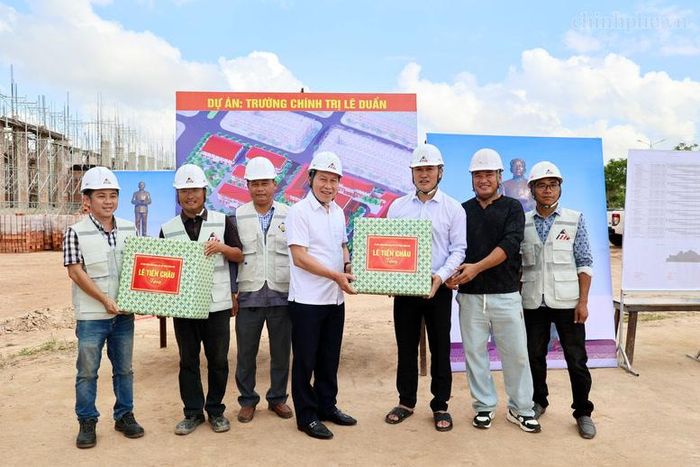Phó Thủ tướng Lê Tiến Châu tặng quà các đơn vị đang thi công trên công trường dự án - Ảnh: chinhphu.vn/Thu Sa