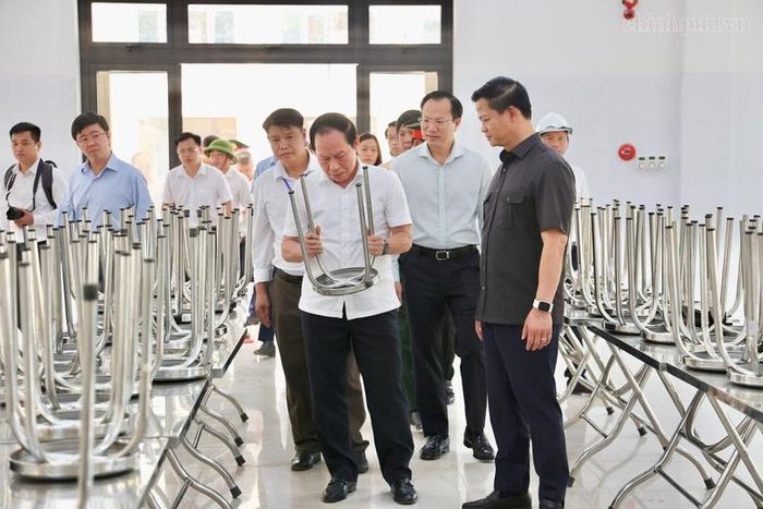Phó Thủ tướng Lê Tiến Châu thị sát nhà ăn và kiểm tra bếp ăn của Trường nội trú Tiểu học và Trung học Đakrông tại xã Đakrông, tỉnh Quảng Trị - Ảnh: chinhphu.vn/Thu Sa