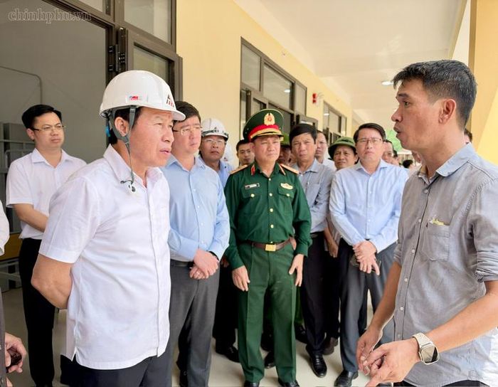 Phó Thủ tướng đề nghị nhà thầu báo cáo tiến độ và cam kết cụ thể - Ảnh: chinhphu.vn/Thu Sa