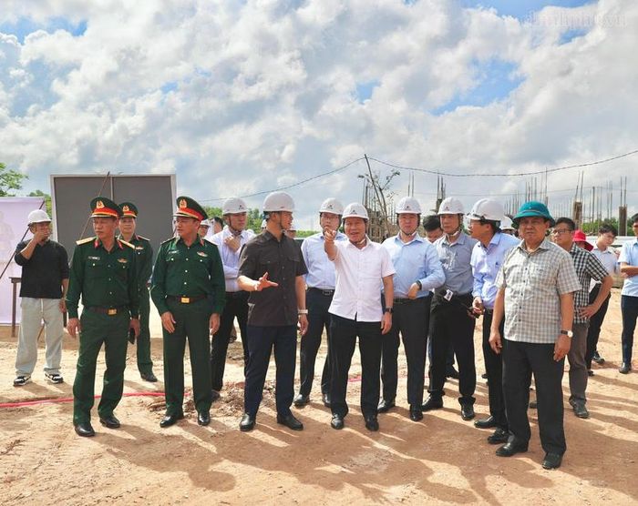 Phó Thủ tướng yêu cầu công tác triển khai, thi công phải tuyệt đối đảm bảo chất lượng, tiến độ, an toàn - Ảnh: chinhphu.vn/Thu Sa