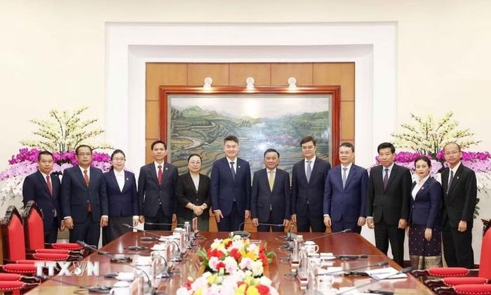 Thường trực Ban Bí thư Trần Cẩm Tú cùng các đồng chí dự buổi tiếp - Ảnh: TTXVN