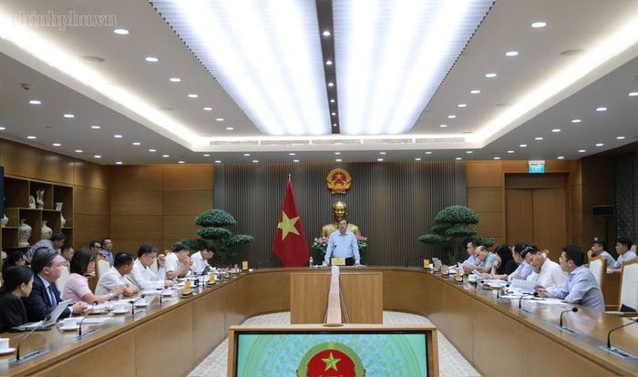 Phó Thủ tướng Thường trực yêu cầu các cơ quan chức năng, trong đó có tỉnh Thanh Hóa, chủ động hướng dẫn, hỗ trợ nhà đầu tư, xem xét các vấn đề một cách toàn diện, khách quan, sát thực tiễn.Ảnh: chinhphu.vn/Phương Nguyên