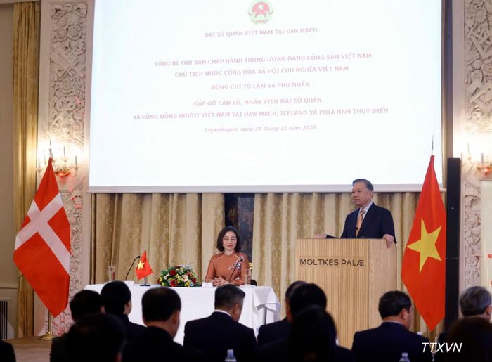Tổng Bí thư, Chủ tịch nước Tô Lâm nói chuyện thân mật với cán bộ, nhân viên Đại sứ quán Việt Nam tại Đan Mạch và cộng đồng người Việt Nam tại Đan Mạch, Iceland và Nam Thụy Điển. (Ảnh: Thống Nhất – TTXVN)