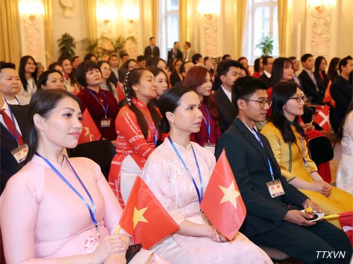Cán bộ, nhân viên Đại sứ quán Việt Nam tại Đan Mạch và cộng đồng người Việt Nam tại Đan Mạch, Iceland và Nam Thụy Điển dự buổi gặp. (Ảnh: Thống Nhất – TTXVN)