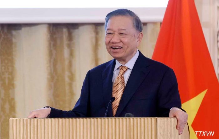 Tổng Bí thư, Chủ tịch nước Tô Lâm nói chuyện thân mật với cán bộ, nhân viên Đại sứ quán Việt Nam tại Đan Mạch và cộng đồng người Việt Nam tại Đan Mạch, Iceland và Nam Thụy Điển. (Ảnh: Thống Nhất –TTXVN)