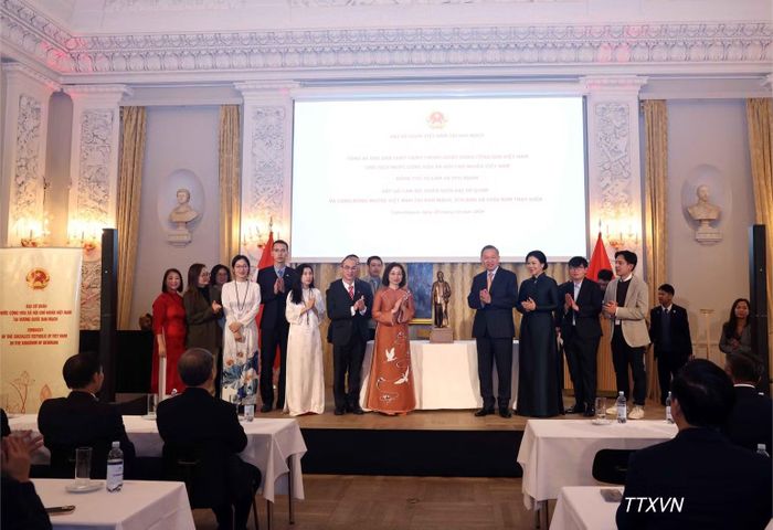 Tổng Bí thư, Chủ tịch nước Tô Lâm tặng bức tượng Chủ tịch Hồ Chí Minh cho Đại sứ quán Việt Nam tại Đan Mạch. (Ảnh: Thống Nhất – TTXVN)